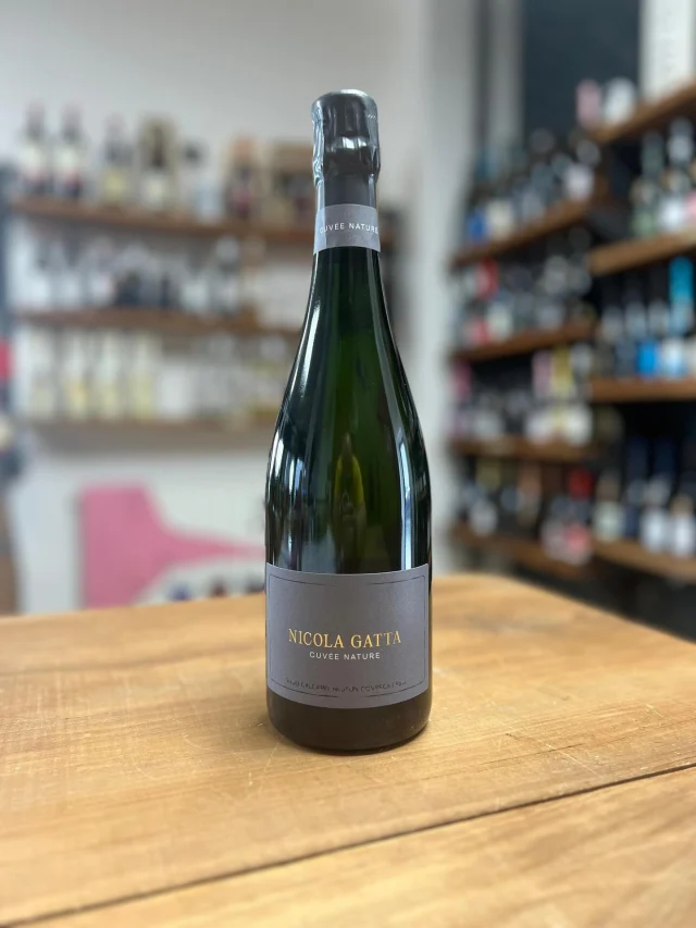 Nicola Gatta – Cuvée Nature 30 Lune
🍾 Metodo Classico – Dosaggio Zero (Pas Dosé)

⸻

Un Metodo Classico naturale e vibrante delle colline bresciane: 30 lune di affinamento, zero compromessi e zero dosaggio.

———

🌍 Zona: Colline di Gussago e Cellatica (BS), Lombardia
⛰️ Altitudine: circa 400 m s.l.m. 
🌱 Vitigni: 80% Chardonnay, 20% Pinot Nero 
🌿 Agricoltura: Biologica/biodinamica, fermentazioni spontanee con lieviti indigeni, 0 solfiti aggiunti 

⸻

🔬 Vinificazione & Affinamento
	•	Spremitura soffice con torchio orizzontale
	•	Fermentazione spontanea su lieviti indigeni
	•	Affinamento sui lieviti per 30 mesi (“30 lune”) 
	•	Nessun dosaggio
	•	Grado alcolico: 12–12,5% Vol 

#NicolaGatta #CuveeNature #SpumanteMetodoClassico #PasDose #NoDosaggio #Chardonnay #PinotNero #Franciacorta #BollicineArtigianali #WineLovers