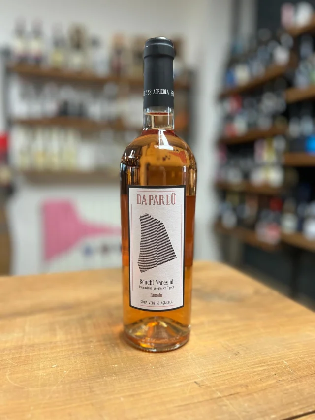 📌Sfuia Verz
🍷 Da Parlü Rosato Ronchi Varesini IGT

⸻

🛤 Zona: Vedano Olona (VA), Lombardia
🌱 Vitigno: 100% Nebbiolo
🌿 Agricoltura: Sostenibile
⛰ Altitudine: 350 m s.l.m.

⸻

Un rosé raro: il colore incanta , la beva sorprende. Il Nebbiolo si svela in una veste inaspettata e seducente.

———

🍇 Vinificazione:
Fermentazione spontanea con lieviti indigeni. 1/3 di macerazione a freddo sulle bucce per 1 giorno , assemblaggio della massa in vasca a temperatura controllata.

🛢 Affinamento:
In acciaio e a seguire in bottiglia.

⸻

📌 Gradazione: 13,5% Vol