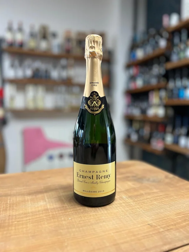 📍 Ernest Rémy – Champagne Millésime Grand Cru
🍇 100% Pinot Noir | Blanc de Noirs
📍 Provenienza: Mailly-Champagne (Montagne de Reims)
🌱 Viticoltura sostenibile | Raccolta manuale

⸻

🍾 Metodo Champenoise
⏳ Affinamento: oltre 36 mesi sui lieviti
💧 Dosaggio: Extra Brut

⸻

👃 Note olfattive:
Frutta bianca matura, mela cotogna, miele, agrumi e tocchi minerali

👄 Al palato:
Cremoso, verticale, fresco e sapido. Finale preciso e persistente.

———

Un Grand Cru millesimato che esprime tutta la profondità del Pinot Noir di montagna: elegante, vibrante e pieno di carattere.

#ErnestRemy #Champagne #GrandCru #Millésime2013 #BlancDeNoirs #PinotNoir #MaillyChampagne #MétodoChampenoise #WineLovers #ChampagneGram