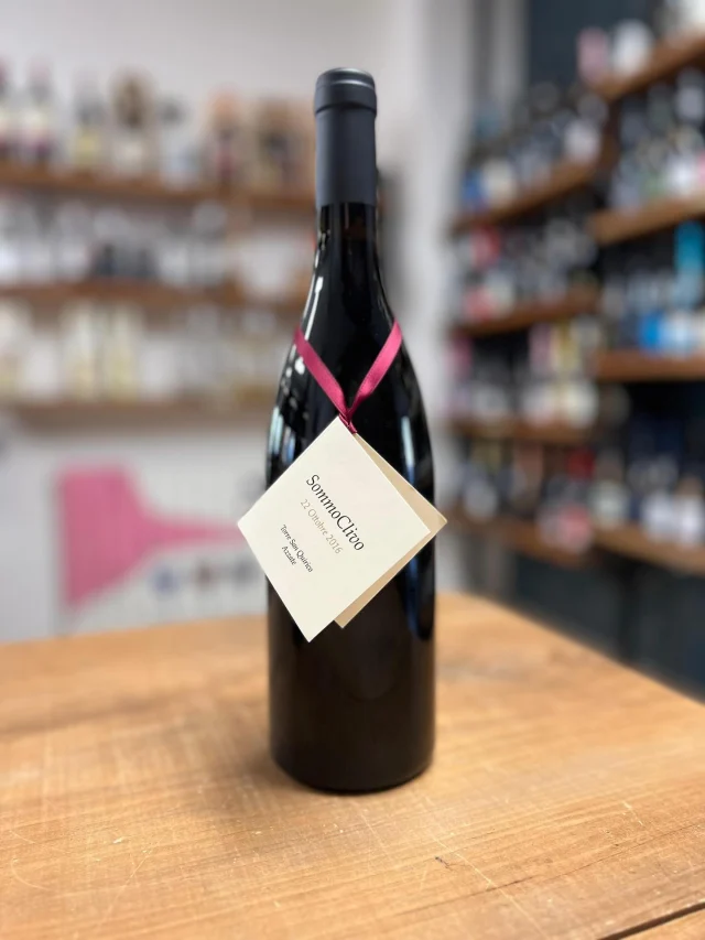 📍 SommoClivo
🏡 Torre San Quirico – Azzate (VA), Lombardia
🍇 100% Nebbiolo
📐 Altitudine vigneti: 500 m s.l.m.
🪨 Terreno: morenico, franco-sabbioso, ricco di minerali

⸻

🛠 Vinificazione & Affinamento
	•	Diraspatura manuale e fermentazione in acciaio
	•	Affinamento:
🪵 24 mesi in barrique nuove di rovere francese e successivi mesi in acciaio
	•  Grado alcolico: 14% Vol

⸻

👃 Profilo aromatico
Cassis, prugna matura, spezie dolci, grafite, liquirizia

👄 Gusto
Tannino elegante, grande freschezza, mineralità decisa, finale lungo e verticale

⸻

Un Nebbiolo unico nel suo genere che unisce eleganza e tensione minerale, espressione pura del terroir prealpino varesino.

#SommoClivo #TorreSanQuirico #Nebbiolo #NebbioloDiMontagna #CruMorenico #VinoLombardo #Veronelli2025 #WineInstagram #ItalianWine