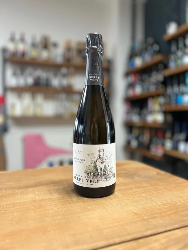 📍 Champagne Néret-Vély – “La 5G”
✨ Blanc de Noirs Extra Brut

🍇 Uvaggio:
85% Pinot Meunier – 15% Pinot Noir

📍 Origine:
Vauchamps, Vallée de la Marne (Francia)

🍾 Vinificazione:
Fermentazione alcolica in acciaio, affinamento minimo 24 mesi sui lieviti, dosaggio Extra Brut (5 g/l)

🌿 Agricoltura:
Viticoltura sostenibile – lavorazione a cavallo nei filari

🌡 Alcol:
12% vol

👁 Colore:
Dorato con riflessi ramati, perlage fine e continuo

👃 Profumo:
Note di mela gialla, pera, fiori bianchi e una leggera sfumatura di tè verde

👄 Gusto:
Fresco, minerale e salino con una chiusura pulita e vibrante

🍽 Abbinamenti:
Perfetto con crudi di mare, crostacei, carni bianche o come aperitivo elegante

Un Blanc de Noirs che esprime il cuore minerale della Vallée de la Marne: finezza, energia e autenticità in ogni sorso.

#ChampagneNeretVely #La5G #BlancDeNoirs #ExtraBrut #ChampagneArtigianale #GrowerChampagne #PinotMeunier #Festigny #Mineralità #WineLover #ChampagneLover
