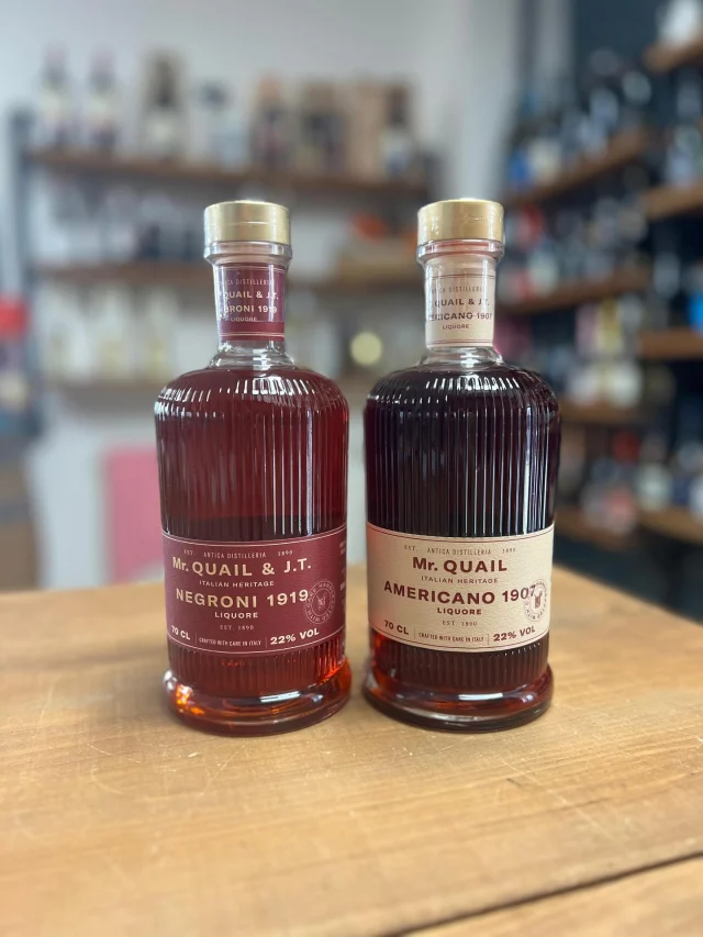 🎩 Mr. Quail – Cocktail d’altri tempi, pronti da bere!
Dalla storica Antica Distilleria Quaglia, due miscele iconiche dal fascino retrò, ispirate alle ricette originali e invecchiate in botte per una morbidezza unica:

🍹 Negroni 1919
	•	Gin, vermouth rosso, bitter
	•	Invecchiato in rovere
	•	Intenso, bilanciato, elegante
	•	Da servire con ghiaccio e scorza d’arancia
📦 Bottiglia da 70 cl – 22% Vol

🍸 Americano 1907
	•	Vermouth rosso, Maraschino, Curaçao e infuso di Angostura
	•	Agrumato, amaricante, super fresco
	•	Da gustare on ice con una fetta d’arancia
📦 Bottiglia da 70 cl – 22% Vol

✨ Cocktail artigianali, pronti da versare, ideali per chi ama lo stile senza rinunciare alla qualità!

⸻

📲 #MrQuail #DistilleriaQuaglia #CocktailPronti #Negroni1919 #Americano1907 #CocktailArtigianali #ReadyToDrink #AperitivoTime #VermouthLovers