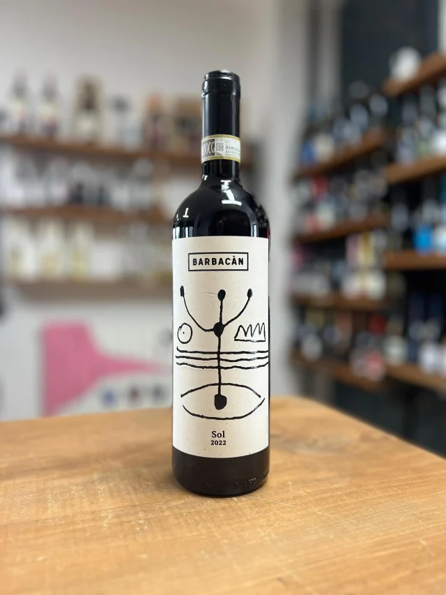 🟠 BARBACAN
🍇 Valtellina Superiore Valgella DOCG
🌞 “Sol” 2022

⸻

📍 Teglio (SO)
⛰️ Vigneti terrazzati a 480–520 m
🌱 Nebbiolo (Chiavennasca)
🌿 Viticoltura naturale

⸻

🛠️ Fermentazione spontanea
🍇 Lieviti indigeni
⏳ Macerazione lunga (quasi 3 mesi!)
🍷 Affinamento in tonneau usati + acciaio

⸻

👃 Note olfattive:
Frutti rossi, viola, liquirizia, spezie

👅 Al palato:
Minerale, vivo, tannino energico

📦 13.5% Vol – Artigianale e sincero

⸻

✨ Un Nebbiolo alpino che racconta il sole della Valtellina, la fatica dei terrazzamenti e l’identità di un territorio unico.

⸻

📲 Disponibile in enoteca e online su
🌐 enotecapasdose.it

#BarbacanSol #ValtellinaSuperiore #Nebbiolo #Chiavennasca #WineLovers #WineOfTheAlps #NaturalWine #Valgella #WineGram