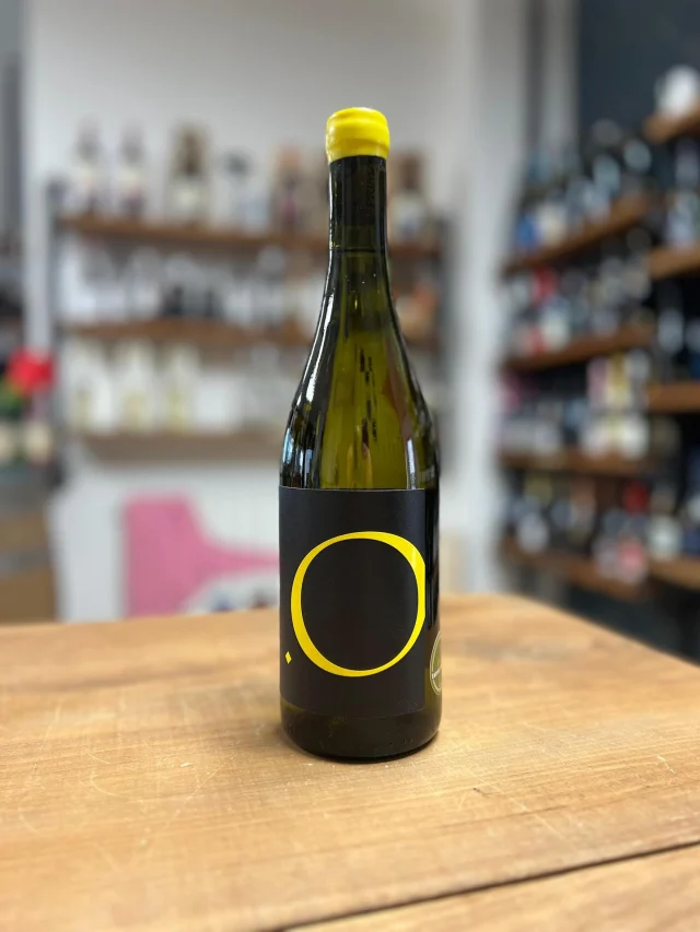 🌿 PUNTO ZERO
🍇 Toscana IGT Bianco – Primaluce

📍 San Gimignano, Toscana
📏 300 m s.l.m. | 🌱 Bio certificato

⸻

🔎 Scheda tecnica
• Uve: 90% Vernaccia di San Gimignano, 10% Trebbiano Toscano
• Fermentazione: spontanea in acciaio con lieviti indigeni
• Affinamento: 5 mesi sui lieviti in acciaio, 1 mese in bottiglia
• Alcol: 13% Vol
• Produzione limitatta

⸻

👃 Profumo fresco e delicato, con note di frutta a polpa bianca e erbe aromatiche
👄 Al palato è minerale, sapido e persistente

⸻

🍽 Ottimo con antipasti, crudité di pesce e carni bianche leggere

———

Un bianco luminoso e genuino, nato dai suoli tufacei di San Gimignano e da un’anima artigianale e naturale.

#PuntoZero #Primaluce #VinoBianco #ToscanaIGT #SanGimignano #VinoNaturale #VinoBiologico #WineTime #Vernaccia #Trebbiano