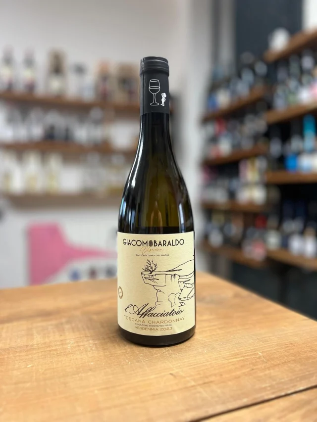 🟠 L’AFFACCIATOIO
🍇 Toscana Bianco – Giacomo Baraldo

📍 Vigneti a 600 m s.l.m., crinale del Monte Cetona (San Casciano dei Bagni) ￼ ￼
🌿 Cru da Chardonnay selezione massale Borgogna

🛒 ➡️ enotecapasdose.it

⸻

🪨 Suolo:
Affacciatoio Nord: terre rosse argilloso-limose su calcare giurassico
Affacciatoio Sud: terre bianche argillo-limose del Pliocene ￼

⸻

🔬 Vinificazione:
• Pressatura grappolo intero
• Decantazione a 10 °C per 36 h
• Fermentazione con lieviti indigeni in barriques & tonneaux usati
• Malolattica in legno
• Affinamento: 12 mesi in legno, 6 mesi in acciaio, 2 mesi in bottiglia ￼

⸻

👁 Colore: giallo paglierino limpido
👃 Profumo: agrumi, pietra focaia, minerale
👄 Palato: teso, fresco, salino, con vellutata viscosità

⸻

💬 “Uno Chardonnay artigianale, elegante e teso, che racconta in modo cristallino l’identità delle alture di Cetona.”

#GiacomoBaraldo #Affacciatoio #ChardonnayCru #ToscanaBianco #VinoNaturale #MonteCetona #WineStory #OrganicWine