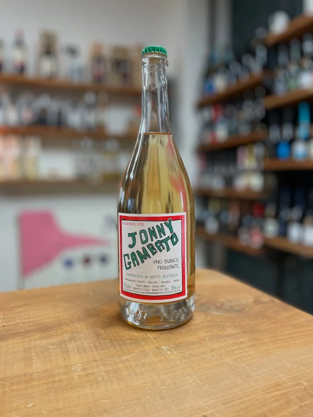 🍾 Jonny Gambato – Cascina Baricchi
Un vino fuori dagli schemi: rifermentato in bottiglia, fresco, agrumato, irresistibilmente estivo!

⸻

✨ Scheda tecnica
	•	Denominazione: Vino bianco frizzante
	•	Produttore: Cascina Baricchi
	•	Zona: Neviglie (CN), Langhe – 320/370 m s.l.m.
	•	Uvaggio: 70% Pinot Nero, 30% tra Sauvignon Blanc, Viognier, Chardonnay, Riesling e Chenin Blanc
	•	Vinificazione: Pressatura soffice, fermentazione spontanea, rifermentazione in bottiglia senza sboccatura (metodo ancestrale)
	•	Affinamento: Sui lieviti in bottiglia
	•	Gradazione: 10%Vol

⸻

👃 Note di degustazione
Agrumi, erbe di campo e fiori bianchi. Un sorso secco, vibrante e rinfrescante. Lievissima torbidità naturale.

🍽 Perfetto con: crudi di pesce, tempura di verdure, pizza bianca, aperitivi d’estate!

⸻

📦 Disponibile online su www.enotecapasdose.it

———

#JonnyGambato #CascinaBaricchi #MetodoAncestrale #VinoNaturale #FrizzanteNaturale #LangheWine #PinotNero #EstateInBottiglia #EnotecaPasDosé