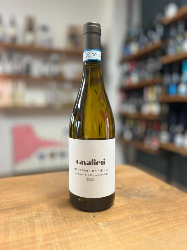 🍇 Verdicchio di Matelica DOC
🏡 Produttore: Cantina Cavalieri
📍 Zona: Matelica, Marche
🌿 Viticoltura: Biologica
🍷 Vitigno: 100% Verdicchio
🏞 Altitudine: 400–500 m slm
🍇 Vendemmia: Manuale

⸻

🔬 Vinificazione:
Fermentazione spontanea in cemento, affinamento in acciaio sulle fecce fini per 6 mesi. Nessuna chiarifica.

⸻

👃 Note olfattive:
Fiori bianchi, frutta a polpa gialla, cenni erbacei e una lieve mineralità.

👄 Al palato:
Fresco, sapido, strutturato, con finale leggermente amarognolo tipico del Verdicchio.

———

Un bianco marchigiano elegante e genuino, che esprime in pieno il carattere delle colline di Matelica.

———

🛒 Disponibile su www.enotecapasdose.it

#Verdicchio #Matelica #CantinaCavalieri #VinoBianco #VinoNaturale #EnotecaPasDose #WineLovers #BiancoItaliano
