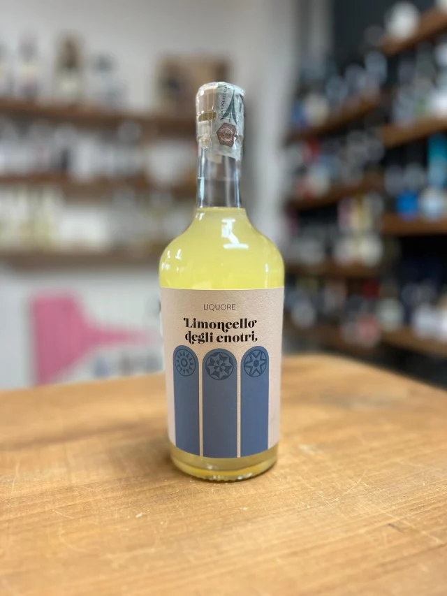 🍋 Limoncello degli Enotri – Perla di Calabria
🌍 Origine: Calabria, Italia
🍋 Agrumi: Solo limoni calabresi non trattati
🌿 Infusione: In alcol di cereali, a freddo, senza aromi artificiali
🌱 Senza coloranti né conservanti

⸻

🔬 Produzione:
La scorza dei limoni viene infusa lentamente in alcol per estrarre solo gli oli essenziali più profumati. Dopo la filtrazione, si unisce a uno sciroppo leggero per esaltare il gusto puro e genuino del limone.

⸻

👃 Profumo:
Intenso e agrumato, con note di scorza fresca e oli essenziali.

👄 Gusto:
Avvolgente, equilibrato, mai stucchevole. Finale fresco e persistente.

🍽 Da servire:
Freddissimo, perfetto come digestivo o in cocktail estivi.

———

Un sorso di sole calabrese, autentico e artigianale, che racchiude tutta la freschezza dei limoni del Sud.

⸻

A breve disponibile su 👉 www.enotecapasdose.it

#Limoncello #PerlaDiCalabria #LiquoreArtigianale #MadeInCalabria #EnotecaPasDose #LiquoriItaliani #LimoncelloTime #DigestivoPerfetto