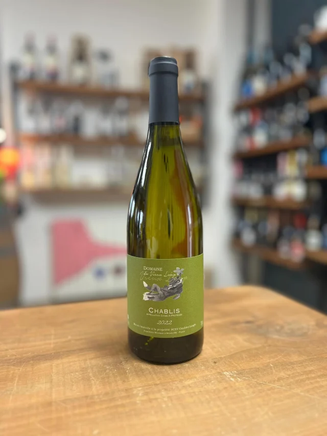 🐺 Domaine du Vieux Loup – Chablis AOC

Produttore: Goublot‑Longhi
📍 Zona: Beine, Chablis – Borgogna (Francia)
🍇 Vitigno: 100% Chardonnay
🌱 Agricoltura: integrata, gestione sostenibile
🧪 Vinificazione: acciaio inox, controllo della temperatura
⏳ Affinamento: in acciaio per esaltare freschezza e mineralità

———

👁 Colore: giallo paglierino brillante
👃 Profumo: fiori bianchi, agrumi, note gessose
👄 Gusto: fresco, teso, sapido, con un finale minerale tipico del terroir

🍽 Abbinamenti: frutti di mare, pesce bianco, ostriche, formaggi freschi

———

📍 Disponibile su: www.enotecapasdose.it

#Chablis #DomaineVieuxLoup #Chardonnay #Mineralità #ViniBianchi #Borgogna #EnotecaPasDose #WineLovers