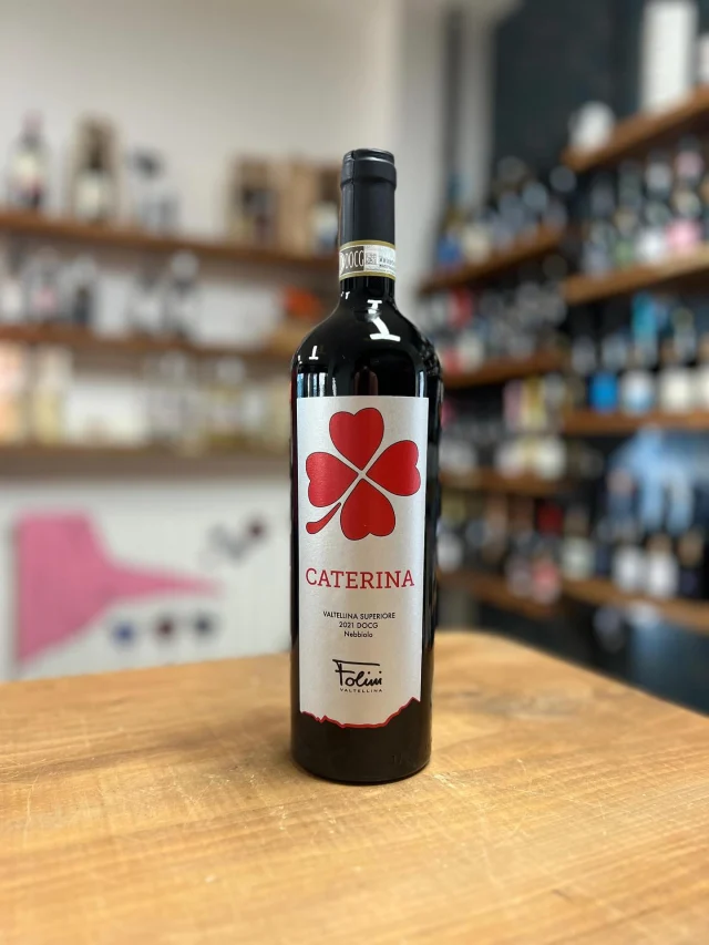 🍷 Il Rosso della Caterina
🏷️ Valtellina Superiore DOCG
🇮🇹 Azienda Agricola Folini – Chiuro (SO)

Un Nebbiolo di quota, puro e senza compromessi. Il Rosso della Caterina è anima della Valtellina in bottiglia 🍇⛰️❤️

———

🔸 Vitigno: 100% Nebbiolo (Chiavennasca)
🔸 Zona: Valtellina Superiore (senza sottozona)
🔸 Altitudine vigneti: 400–500 m s.l.m.
🔸 Affinamento: 18 mesi in barriques
🔸 Gradazione alcolica: 13,5% Vol.
🔸 Produzione: artigianale e limitata

👃 Profumi di frutta rossa matura, erbe alpine e spezie dolci
👄 Elegante, con tannini fini, freschezza viva e finale minerale

———

Perfetto con pizzoccheri, polenta taragna, carni rosse e formaggi stagionati

🛒 Disponibile su www.enotecapasdose.it

#IlRossoDellaCaterina #Folini #Nebbiolo #ValtellinaSuperioreDOCG #VinoValtellina #VinoDiMontagna #Chiavennasca #EnotecaPasDose #WineLovers