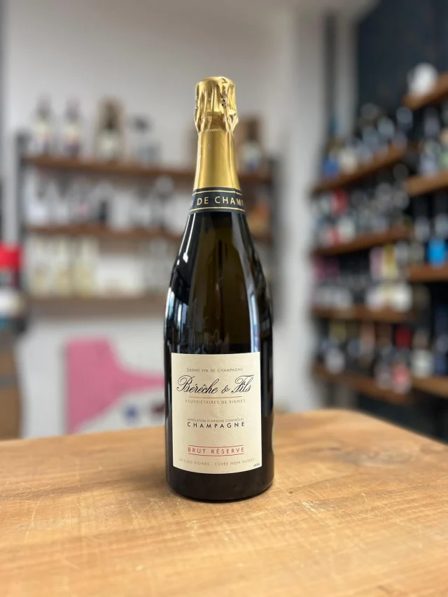 🍾 Champagne Brut Réserve
🏰 Maison Bérêche & Fils
📍 Ludes, Montagne de Reims – Premier Cru

🧪 Scheda tecnica
Vitigni: 🥂 Pinot Noir, Chardonnay, Pinot Meunier
Zona: Montagne de Reims, Premier Cru
Fermentazione: in legno e acciaio, con fermentazione malolattica parziale
Affinamento: minimo 24 mesi sui lieviti 🕰️
Dosaggio: 6 g/l – Brut

Alcol: 12,5%vol
Stile: elegante, cremoso, minerale ✨

💬 Uno Champagne da vigneron che unisce profondità, finezza e autenticità. Il Brut Réserve di Bérêche è un riferimento tra gli artigiani della Champagne 🍇🍾

🛒 Disponibile online su enotecapasdose.it

———

#Champagne, #BerecheEtFils, #GrowerChampagne, #PremierCru, #ChampagneLovers, #FineWines, #MetodoClassico, #PasDose, #WineTime, #BollicineFrancesi, #EnotecaPasDose, #SparklingWine