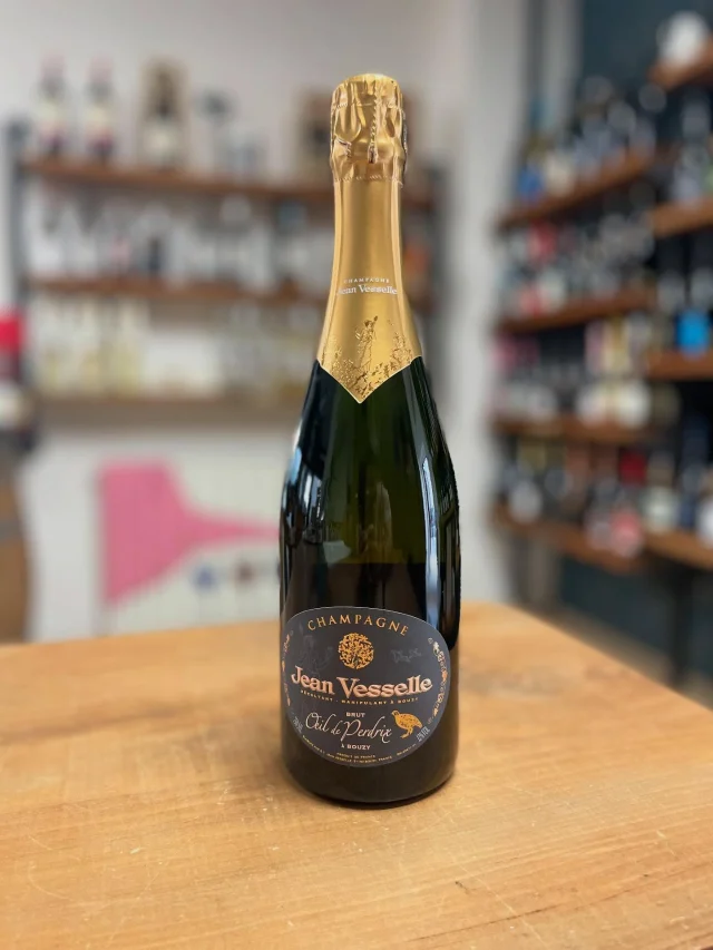 🍾✨ Champagne “Œil de Perdrix” Brut – Jean Vesselle
 Colore unico, storia antica e fascino intramontabile.

Un sorso di poesia rosata , elegante e sorprendente… dal primo all’ultimo brindisi! 🥂✨

⸻

📋 Scheda tecnica
	•	🍇 Vitigno: 100% Pinot Noir
	•	📍 Zona: Grand Cru di Bouzy, Montagne de Reims
	•	🛠 Metodo: breve macerazione sulle bucce + fermentazione separata
	•	🕰 Affinamento: 24–36 mesi sui lieviti
	•	🍯 Dosaggio: ~6,5 g/L (Brut)
	•	🔥 Alcol: 12% Vol

⸻

👃👄 Note di degustazione
	•	🎨 Colore: rosa salmone brillante con riflessi ramati
	•	🌸 Profumo: ribes rosso, fragoline di bosco, fiori rossi, scorza d’arancia
	•	🍒 Gusto: elegante, morbido, acidità vibrante, finale minerale e speziato

⸻

🍴 Abbinamenti

Perfetto come 🥂 aperitivo chic o 🐟 con crostacei, sushi, pesce crudo e tartare delicate.

———

🛒 Disponibile su 👉 www.enotecapasdose.it

#OeilDePerdrix, #JeanVesselle, #BlancDeNoirs, #GrowerChampagne, #GrandCru, #PinotNoir, #ChampagneLovers, #EnotecaPasDose, #SparklingWine, #ChampagneTime, #WineLovers, #RoséChampagne