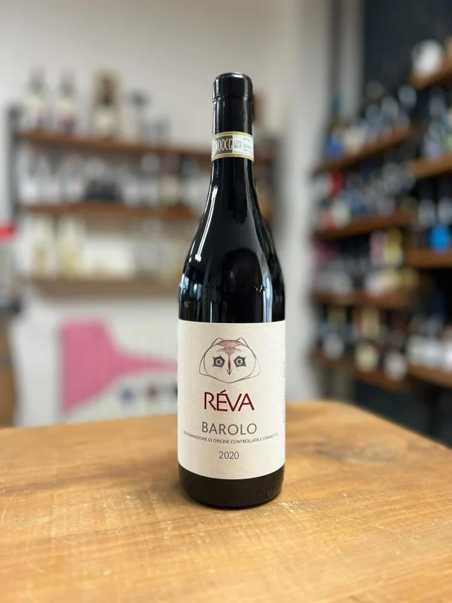 🍷 Barolo DOCG – Réva Winery

Un Barolo che racconta l’essenza delle Langhe: potenza e finezza in un sorso che lascia il segno.

📌 Scheda tecnica
Vitigno: 100% Nebbiolo ￼
Zona: Monforte d’Alba ‐ Serralunga d’Alba ‐ Grinzane Cavour 
￼
🍇 Vinificazione: selezione manuale + tavolo vibrante, fermentazione spontanea con bucce in inox (≈ 35 giorni), cappello sommerso ￼

🍷 Affinamento: botti di rovere austriaco da 75 hl per almeno 18 mesi; malolattica in botte; imbottigliamento a giugno del terzo anno e altri 14 mesi in bottiglia

🛒 Disponibile su 👉 www.enotecapasdose.it