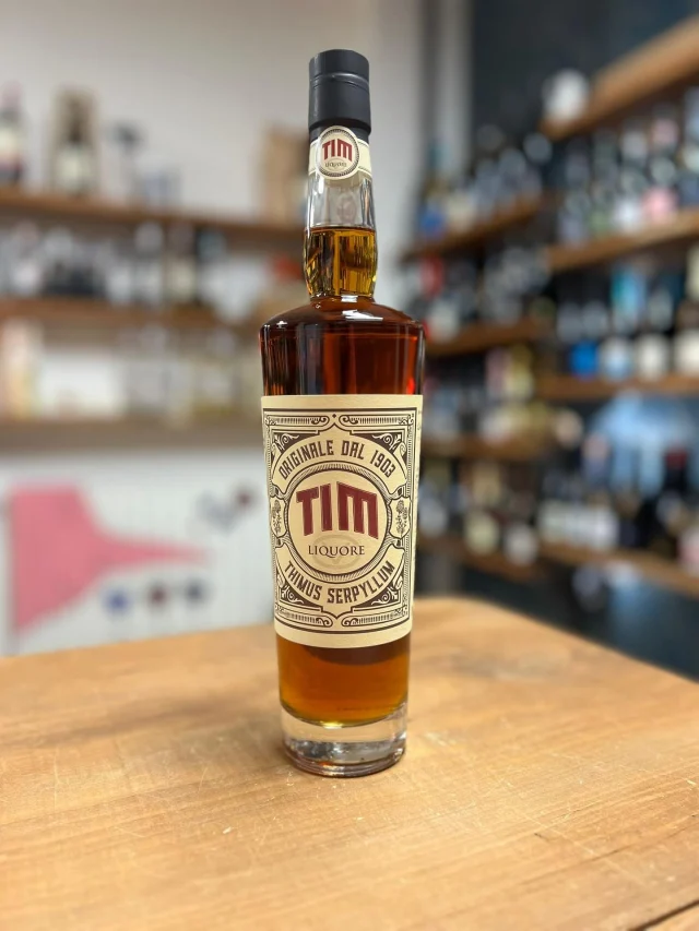 🌿 Liquore TIM – Cardano al Campo (VA)

Nato nel 1903, questo storico liquore racconta il profumo del timo serpillo che cresce spontaneo tra le Prealpi Varesine 🌱
Una ricetta antica, tramandata nel tempo, fatta di erbe aromatiche, china, arancia amara, caffè e lampone 🍊☕

Un sorso di tradizione lombarda dal cuore profumato di timo

🍯 Scheda tecnica
• 🌿 Base botanica: timo serpillo
• 🍋 Botaniche: china calissaia, cannella, arancia amara, caffè, lampone
• ⚗️ Metodo: macerazione artigianale in alcol a 55%
• 📍 Origine: Cardano al Campo (Varese)

👃 Profumo intenso e balsamico
👄 Gusto dolce-amaro, armonioso e vellutato
🥃 Perfetto liscio, con ghiaccio o come punch caldo

———

#LiquoreTIM, #CardanoAlCampo, #TimoSerpillo, #LiquoriItaliani, #Digestivo, #MadeInItaly, #EnotecaPasDose, #TipicoLombardo, #Artigianale, #TradizioneItaliana