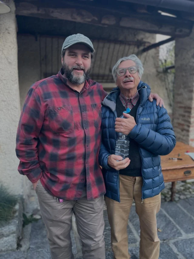 Gussago e Arezzo, Nicola Gatta e Federico Stederini , due artigiani del vino, due visioni sincere della terra.

…anche se oggi, incredibile ma vero, avevano in mano una bottiglia d’acqua. Miracoli del vino, o forse del troppo vino! 🤔😂