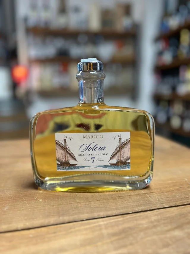 🍂 Grappa di Barolo Solera – Marolo

Un distillato che unisce la forza di Barolo e la  complessità del metodo Solera, unica!

📌 Scheda tecnica
	•	🍇 Materia prima: vinacce freschissime di Barolo (vitigno Nebbiolo). ￼
	•	🕰 Metodo: Solera – barrique di secondo passaggio, parte della matrice più vecchia in fondo alla piramide, parte più giovane in alto; sistema dinamico con travasi annuali. ￼
	•	🧪 Invecchiamento: la parte più vecchia della Solera è affinata almeno 7 anni in barrique di secondo passaggio usate per Chardonnay piemontese. ￼
	•	🔥 Caratteristiche: blend complesso, elegante, aromatico, senza dominare il vitigno originario. ￼
	•	🎨 Note sensoriali: colore ambrato carico; al naso frutta secca, prugna, uvetta, cacao e cioccolato amaro; legno e ariosi accenti balsamici del Nebbiolo. ￼

A breve Disponibile su 👉 www.enotecapasdose.it

#GrappaDiBarolo, #Marolo, #Solera, #Nebbiolo, #Barolo, #DistillatiItaliani, #GrappaArtigianale, #FineSpirits, #EnotecaPasDose