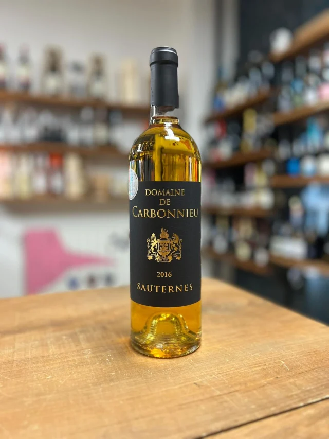 🍯 Domaine Charrier-Carbonnieu – Sauternes 2016

Dolcezza raffinata, eleganza francese e profumi di miele e albicocca candita.

Un vino che racconta la magia della muffa nobile e del microclima del Ciron 

📍 Bommes & Preignac – Bordeaux, Francia
🍇 Uve: Sémillon, Sauvignon, Muscadelle
🪵 Affinamento: barrique e vasche per un equilibrio perfetto tra dolcezza e freschezza
👃 Note: miele d’acacia, frutta tropicale, scorza d’arancia e zafferano
👄 Palato: morbido, vellutato, persistente

Un Sauternes di tradizione familiare che conquista con grazia e profondità 

#Sauternes #DomaineCharrierCarbonnieu #SweetWine #BordeauxWine #FineWine #DessertWine #WineLovers #ViniDiRicerca #EnotecaPasDose #FrenchWine #VinoFrancese #VinoDaMeditazione