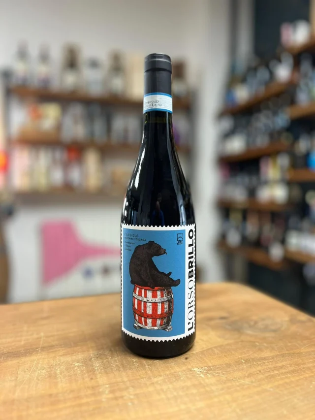 🍷 L’Orso Brillo – Cantina Girasasso
Ciliegiolo in purezza dalla Maremma: giovane, luminoso e irresistibile.

📌 Scheda tecnica
	•	🍇 Vitigno: 100% Ciliegiolo
	•	📍 Zona: Maremma Toscana – Tenuta Girasasso
	•	🌱 Agricoltura: biologica
	•	🍇 Raccolta: manuale, con selezione accurata dei grappoli

⚗️ Vinificazione
	•	Vinificazione in rosso, con diraspatura e selezione delle uve
	•	Fermentazione di 14–16 giorni a contatto con le bucce
	•	Affinamento: almeno 8 mesi in tonneaux di rovere francese da 500 L, senza legno nuovo, per preservare la purezza del vitigno e arricchirlo di finezza
	•	Stile poco interventista, orientato alla freschezza e alla fruttuosità

👁 Colore: intenso, lucente
👃 Profumi: frutta rossa, bacche, spezie leggere
👄 Gusto: fresco, minerale, tannino morbido; sorprendentemente versatile anche con piatti di pesce

Un Ciliegiolo costiero che non vuole essere “il solito rosso toscano”: agile, brillante, vibrante.

#OrsoBrillo #CantinaGirasasso #Ciliegiolo #MaremmaToscana #VinoBiologico #VinoRosso #WineLovers #EnotecaPasDose #ItalianWine