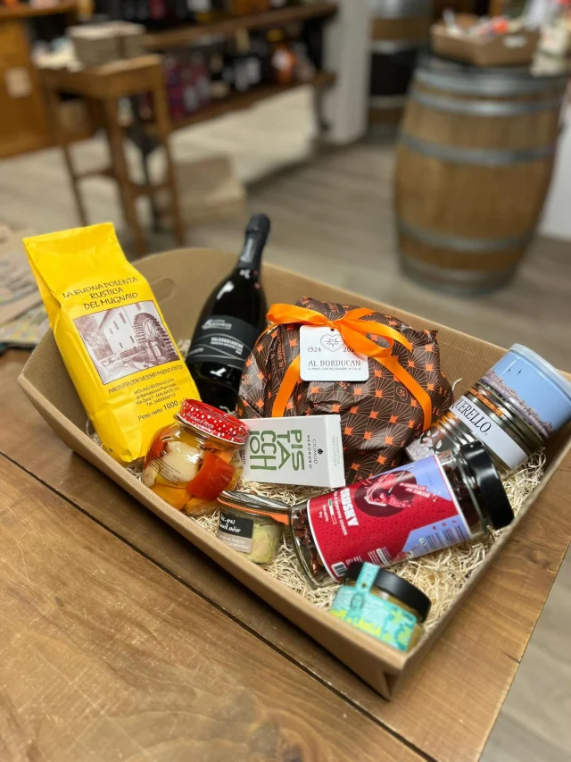 Quest’anno regala sapori autentici e momenti speciali. I nostri cesti di Natale sono pensati per sorprendere chi ami con un mix unico di gusto, qualità e cura artigianale. 🎁

Scegli il tuo preferito e porta in tavola la magia delle feste!

Hashtag:
#CestiDiNatale #IdeeRegalo #RegaliGourmet #Enoteca #Natale2025 #RegaliDiNatale #CestoGourmet #FoodLovers #RegaliOriginali #NataleInEnoteca #MadeWithLove